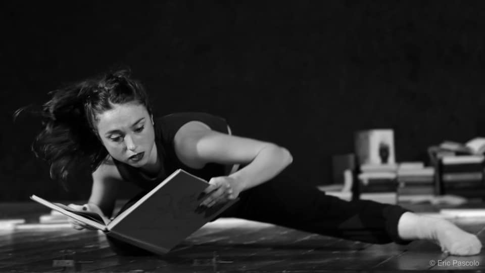Danzatrice contemporanea a terra durante una performance