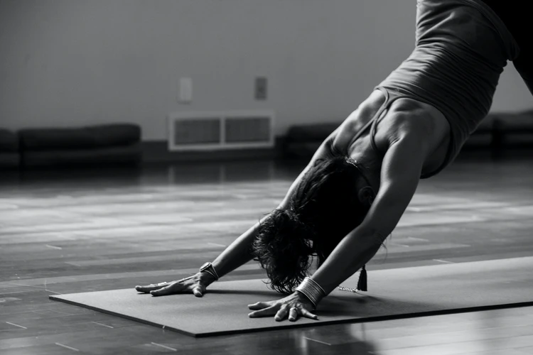 Pratica yoga in posizione del cane a testa in giù