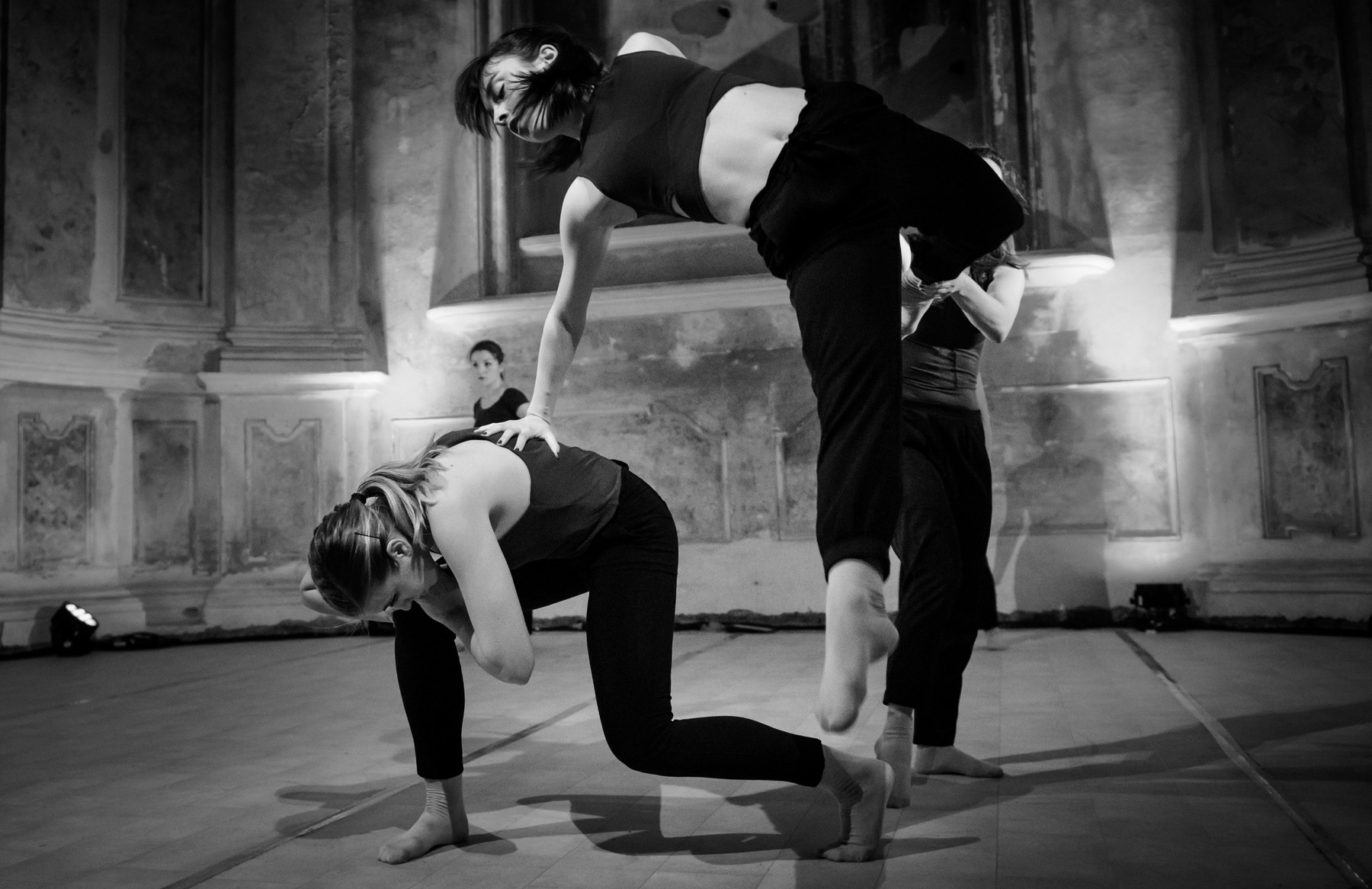 Tre danzatrici di Movimento Unico in scena durante una performance contemporanea