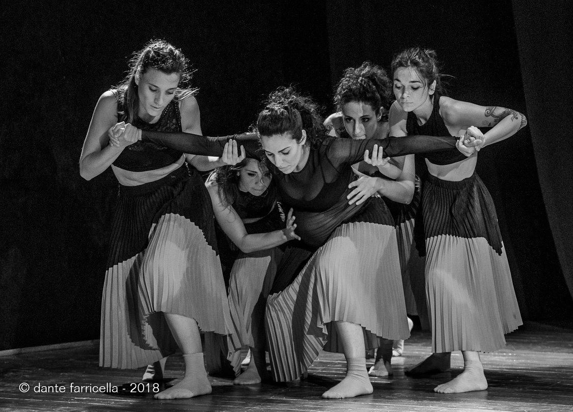 Due interpreti in scena durante Nove Lune