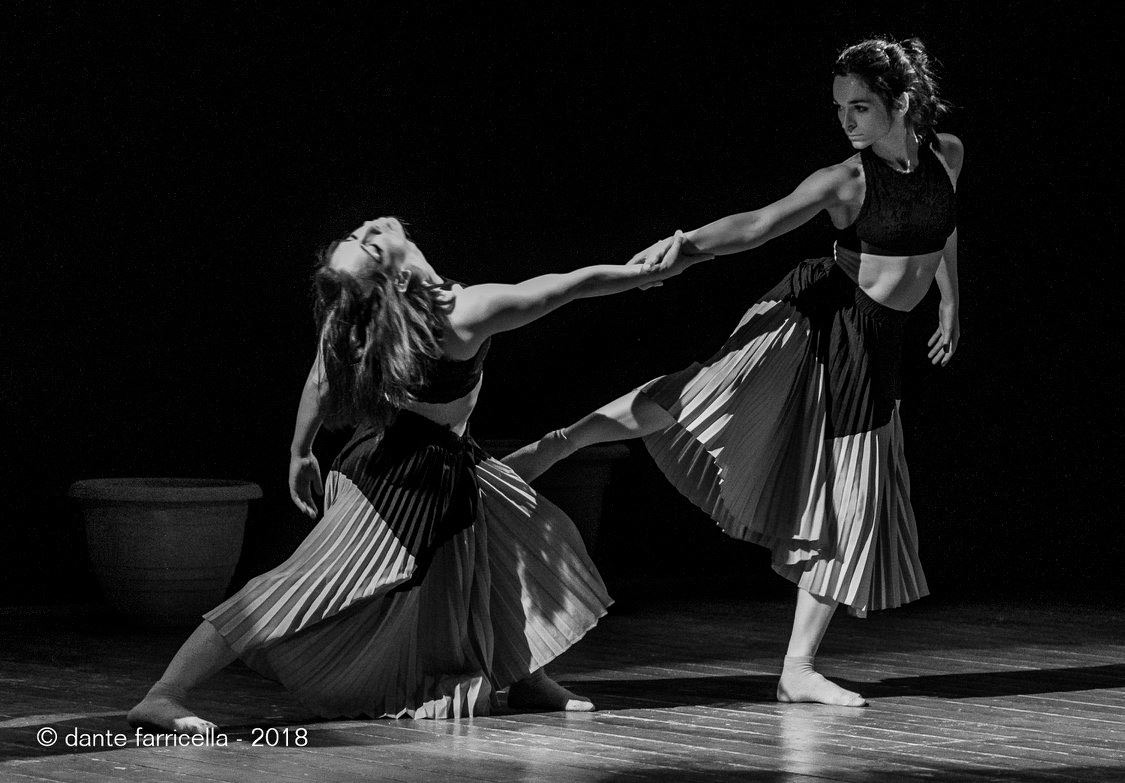 Due interpreti di Movimento Unico in una performance sul palcoscenico
