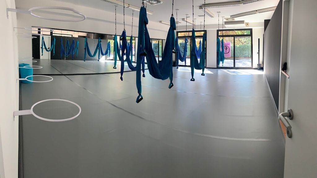 La sala di Movimento Unico con specchi e amache per il Body Flying